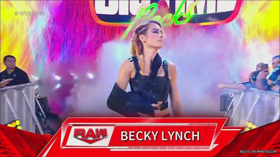 WWE_Monday_Night_Raw_2022_08_01_720p_HDTV_x264-NWCHD_mp4_000080580.jpg