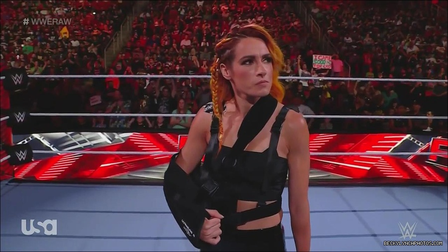 WWE_Monday_Night_Raw_2022_08_01_720p_HDTV_x264-NWCHD_mp4_000250316.jpg