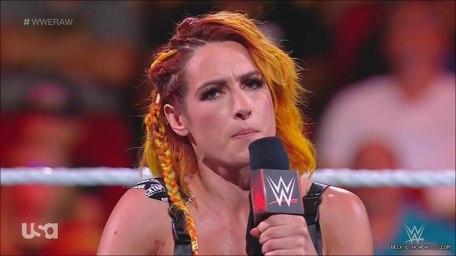 WWE_Monday_Night_Raw_2022_08_01_720p_HDTV_x264-NWCHD_mp4_000400066.jpg