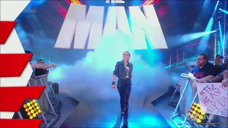 WWE_Monday_Night_Raw_2022_11_28_720p_HDTV_x264-NWCHD_mp4_000168301.jpg