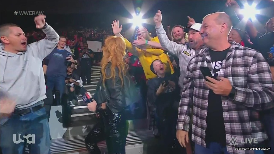 WWE_Monday_Night_Raw_2022_11_28_720p_HDTV_x264-NWCHD_mp4_000326059.jpg