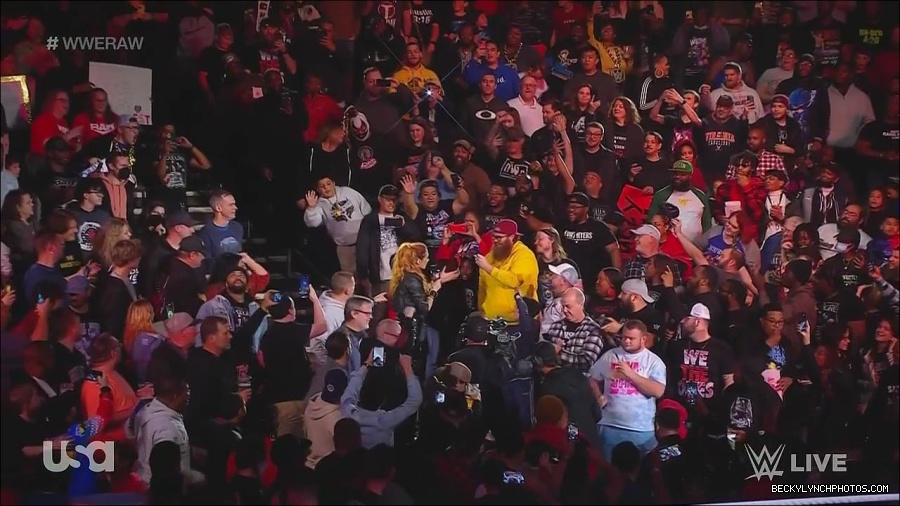 WWE_Monday_Night_Raw_2022_11_28_720p_HDTV_x264-NWCHD_mp4_000329662.jpg