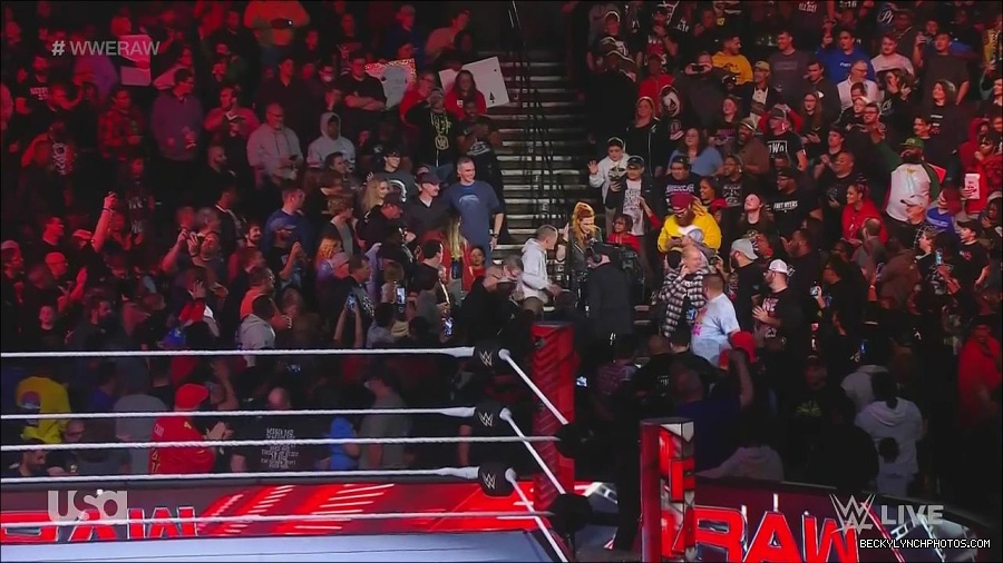 WWE_Monday_Night_Raw_2022_11_28_720p_HDTV_x264-NWCHD_mp4_000374107.jpg