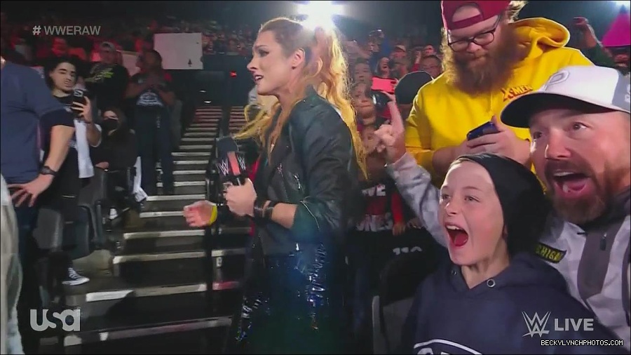 WWE_Monday_Night_Raw_2022_11_28_720p_HDTV_x264-NWCHD_mp4_000396529.jpg