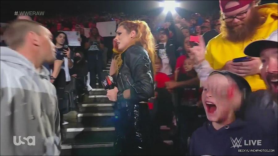 WWE_Monday_Night_Raw_2022_11_28_720p_HDTV_x264-NWCHD_mp4_000396929.jpg