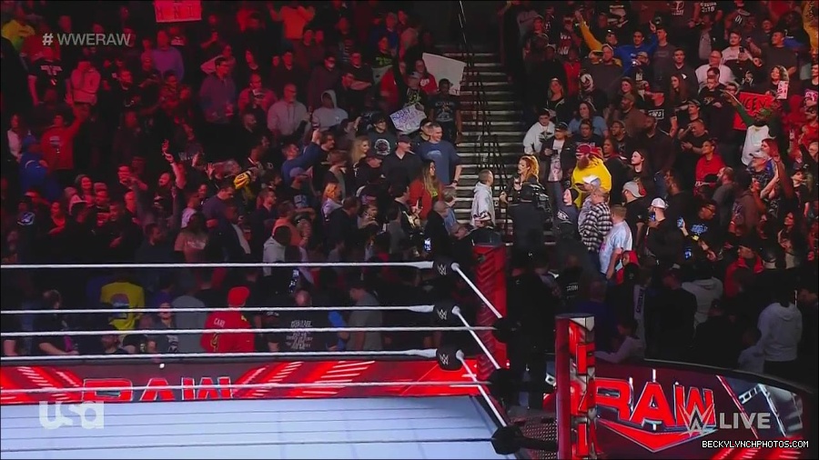 WWE_Monday_Night_Raw_2022_11_28_720p_HDTV_x264-NWCHD_mp4_000429762.jpg