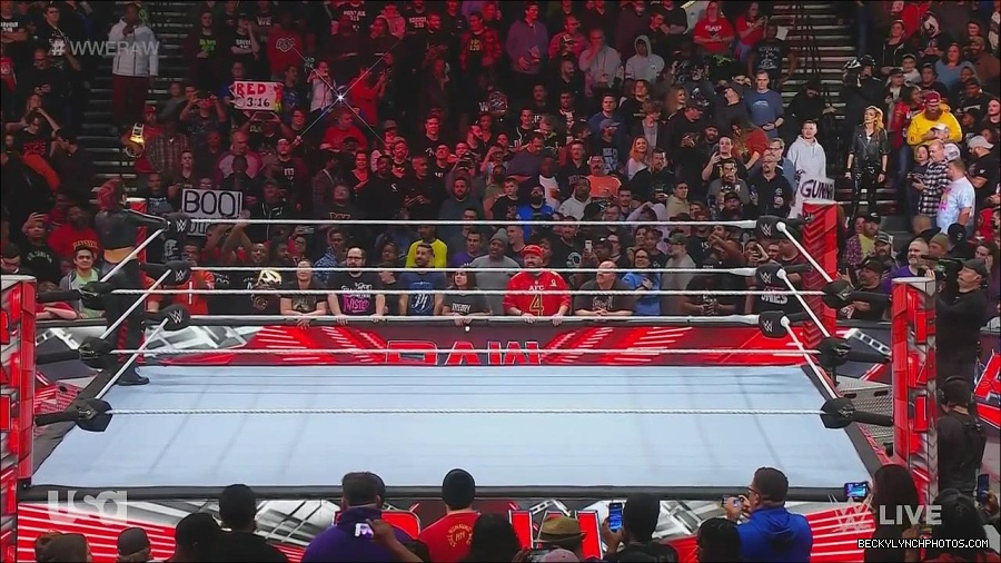 WWE_Monday_Night_Raw_2022_11_28_720p_HDTV_x264-NWCHD_mp4_000467400.jpg