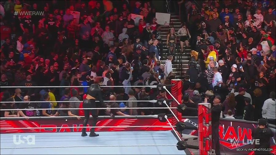 WWE_Monday_Night_Raw_2022_11_28_720p_HDTV_x264-NWCHD_mp4_000627994.jpg
