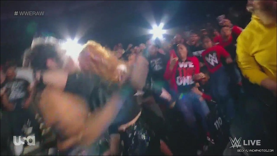 WWE_Monday_Night_Raw_2022_11_28_720p_HDTV_x264-NWCHD_mp4_000630396.jpg