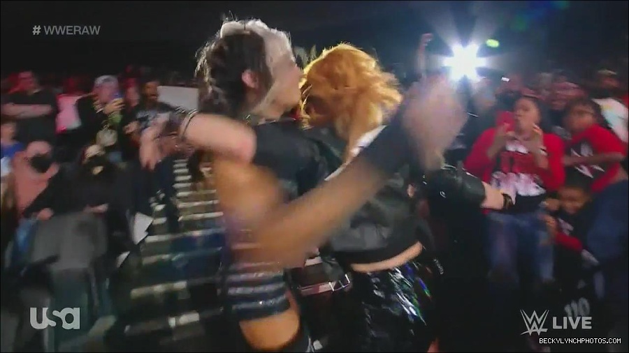 WWE_Monday_Night_Raw_2022_11_28_720p_HDTV_x264-NWCHD_mp4_000630796.jpg