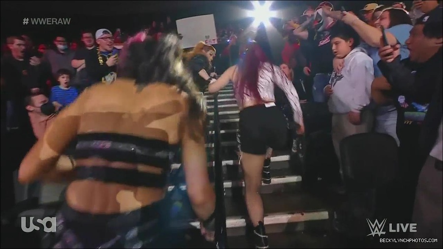 WWE_Monday_Night_Raw_2022_11_28_720p_HDTV_x264-NWCHD_mp4_000635201.jpg