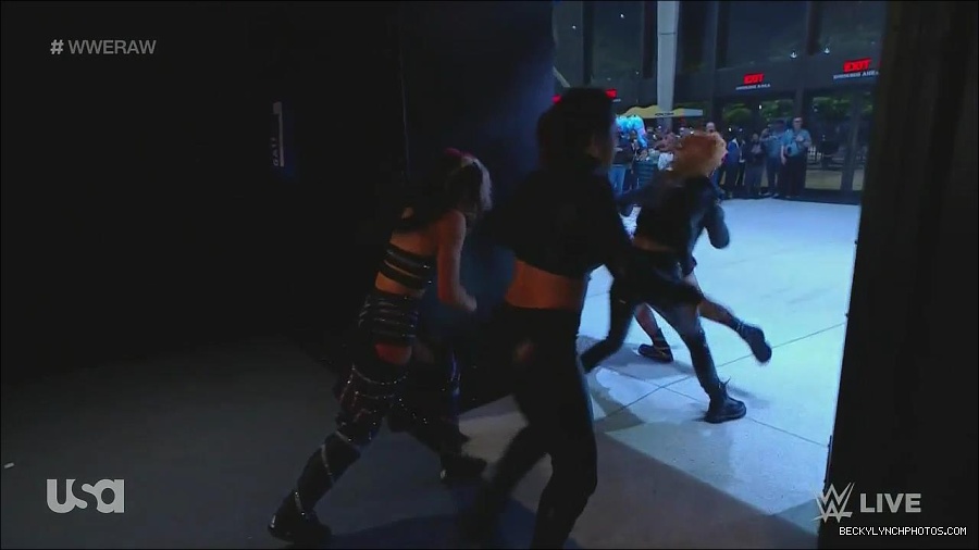 WWE_Monday_Night_Raw_2022_11_28_720p_HDTV_x264-NWCHD_mp4_000662828.jpg
