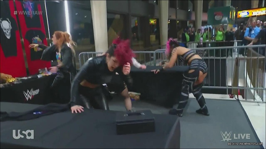 WWE_Monday_Night_Raw_2022_11_28_720p_HDTV_x264-NWCHD_mp4_000684850.jpg
