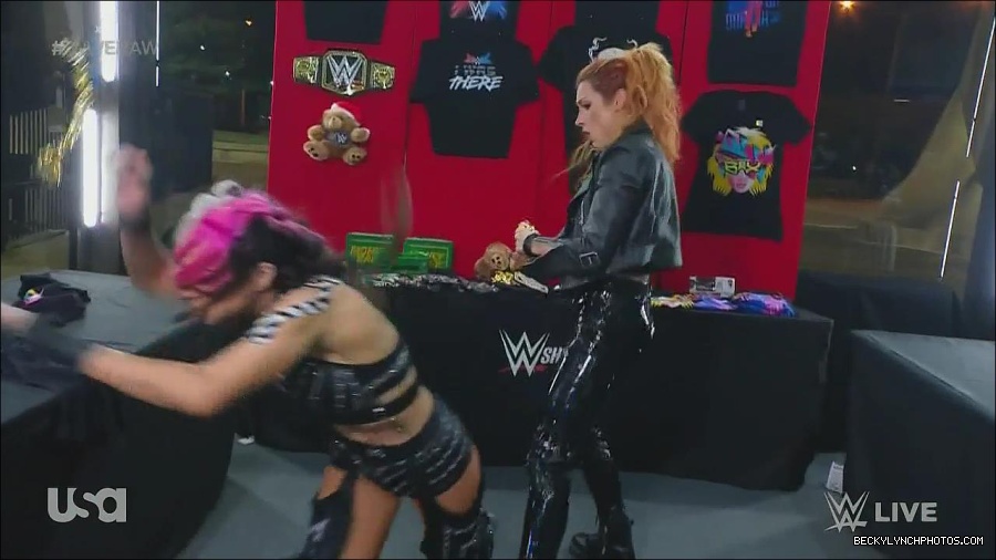 WWE_Monday_Night_Raw_2022_11_28_720p_HDTV_x264-NWCHD_mp4_000689255.jpg