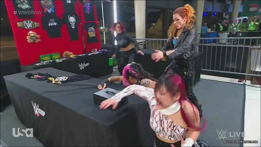 WWE_Monday_Night_Raw_2022_11_28_720p_HDTV_x264-NWCHD_mp4_000694860.jpg