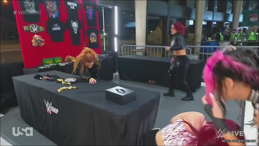 WWE_Monday_Night_Raw_2022_11_28_720p_HDTV_x264-NWCHD_mp4_000698064.jpg