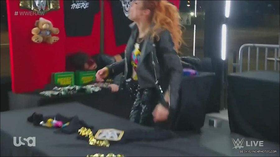 WWE_Monday_Night_Raw_2022_11_28_720p_HDTV_x264-NWCHD_mp4_000703669.jpg