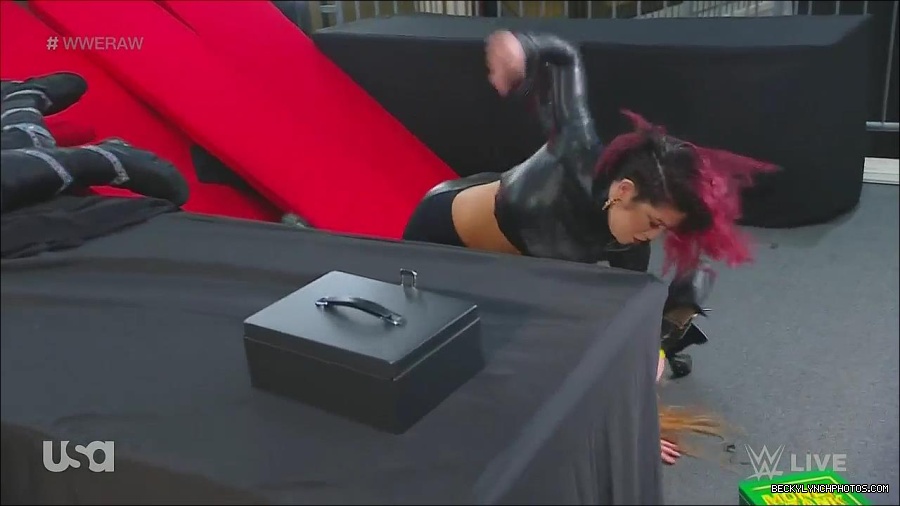 WWE_Monday_Night_Raw_2022_11_28_720p_HDTV_x264-NWCHD_mp4_000711677.jpg