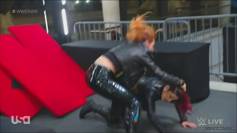 WWE_Monday_Night_Raw_2022_11_28_720p_HDTV_x264-NWCHD_mp4_000717683.jpg