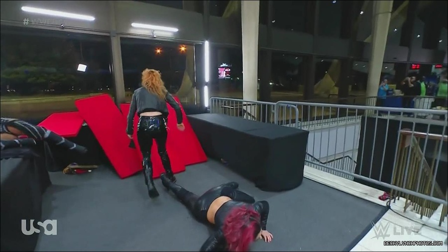 WWE_Monday_Night_Raw_2022_11_28_720p_HDTV_x264-NWCHD_mp4_000720086.jpg