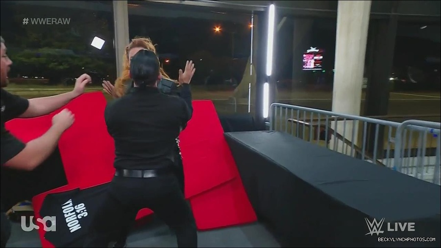 WWE_Monday_Night_Raw_2022_11_28_720p_HDTV_x264-NWCHD_mp4_000723289.jpg