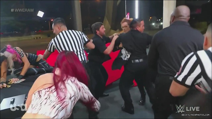 WWE_Monday_Night_Raw_2022_11_28_720p_HDTV_x264-NWCHD_mp4_000724890.jpg