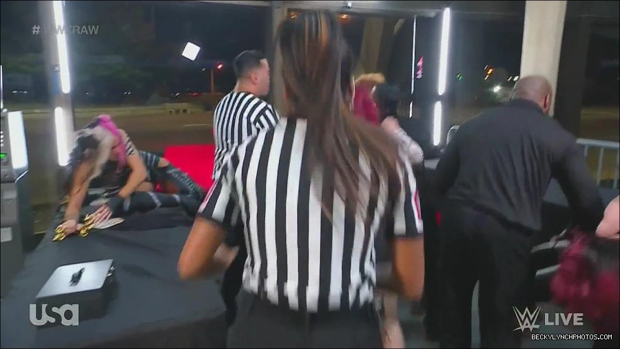 WWE_Monday_Night_Raw_2022_11_28_720p_HDTV_x264-NWCHD_mp4_000725691.jpg
