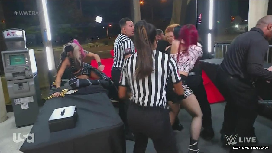 WWE_Monday_Night_Raw_2022_11_28_720p_HDTV_x264-NWCHD_mp4_000726092.jpg