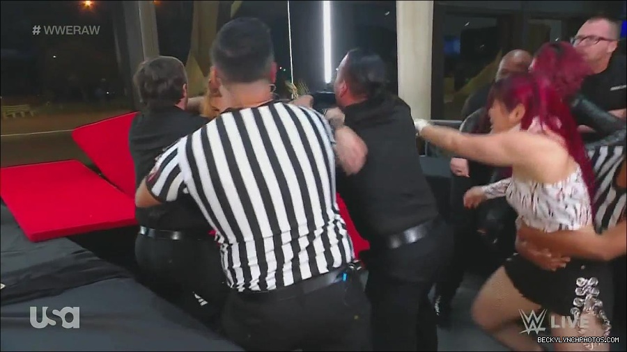 WWE_Monday_Night_Raw_2022_11_28_720p_HDTV_x264-NWCHD_mp4_000730496.jpg