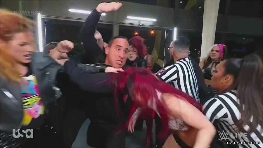 WWE_Monday_Night_Raw_2022_11_28_720p_HDTV_x264-NWCHD_mp4_000737303.jpg