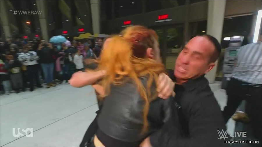 WWE_Monday_Night_Raw_2022_11_28_720p_HDTV_x264-NWCHD_mp4_000754920.jpg