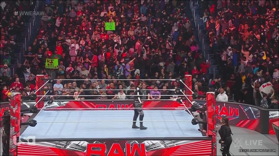 WWE_Monday_Night_Raw_2022_12_05_720p_HDTV_x264-NWCHD_mp4_001711505.jpg