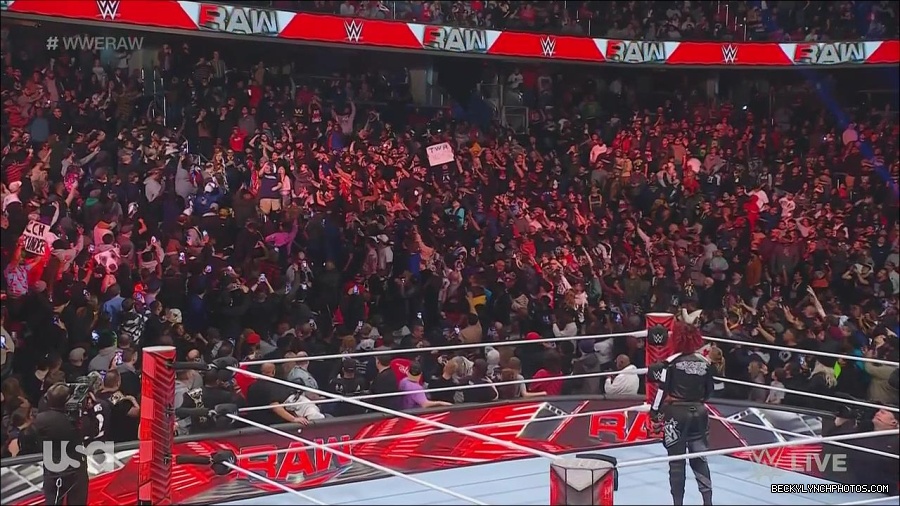 WWE_Monday_Night_Raw_2022_12_05_720p_HDTV_x264-NWCHD_mp4_001729923.jpg