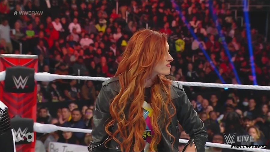 WWE_Monday_Night_Raw_2022_12_05_720p_HDTV_x264-NWCHD_mp4_001924518.jpg