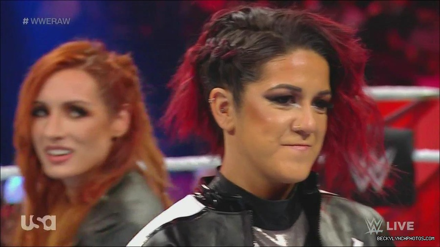 WWE_Monday_Night_Raw_2022_12_05_720p_HDTV_x264-NWCHD_mp4_001976970.jpg