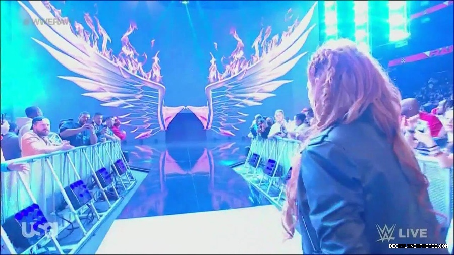 WWE_Monday_Night_Raw_2022_12_05_720p_HDTV_x264-NWCHD_mp4_001986980.jpg
