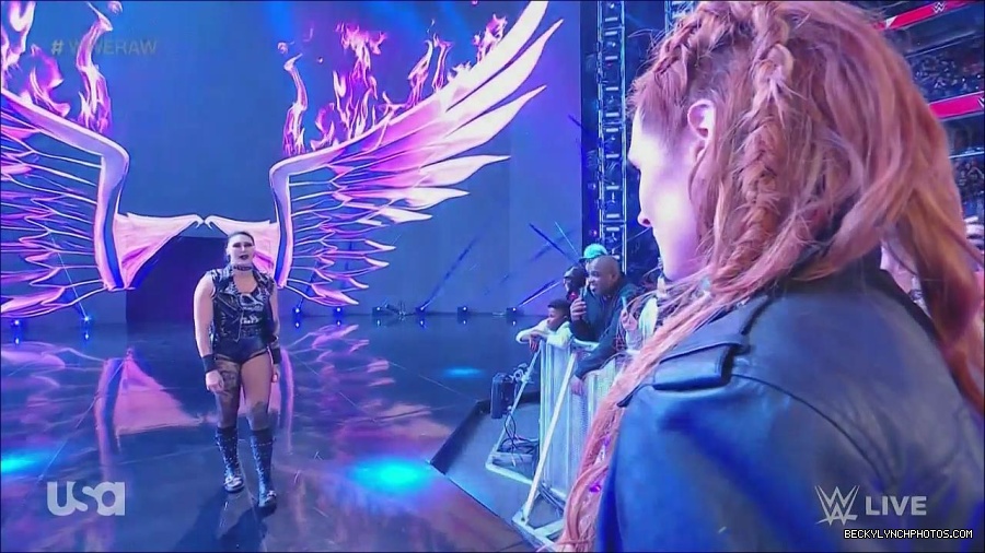 WWE_Monday_Night_Raw_2022_12_05_720p_HDTV_x264-NWCHD_mp4_002026219.jpg
