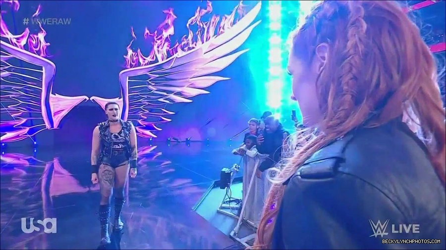 WWE_Monday_Night_Raw_2022_12_05_720p_HDTV_x264-NWCHD_mp4_002027421.jpg