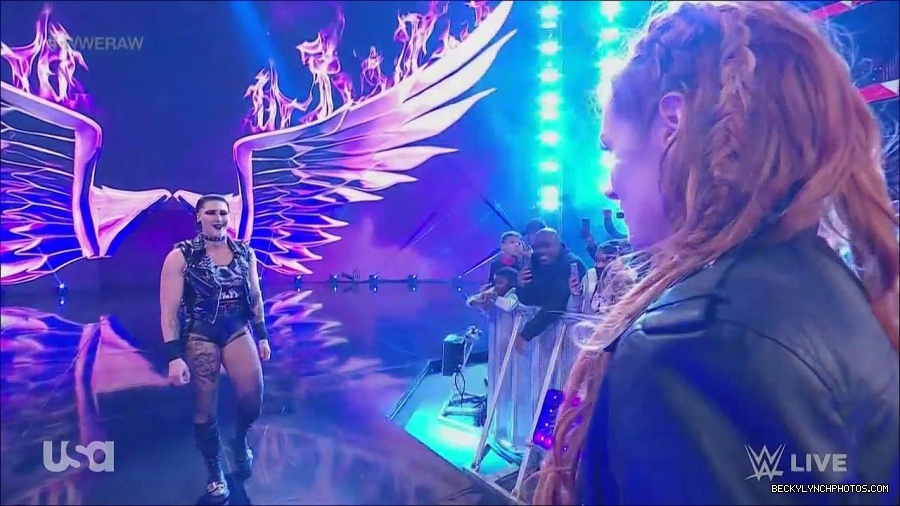 WWE_Monday_Night_Raw_2022_12_05_720p_HDTV_x264-NWCHD_mp4_002028221.jpg
