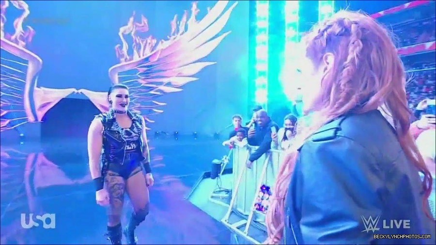 WWE_Monday_Night_Raw_2022_12_05_720p_HDTV_x264-NWCHD_mp4_002030624.jpg