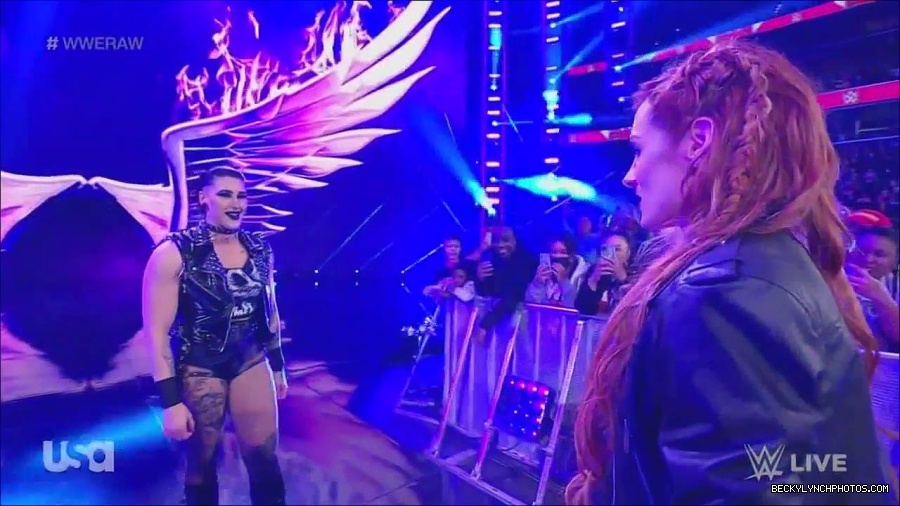 WWE_Monday_Night_Raw_2022_12_05_720p_HDTV_x264-NWCHD_mp4_002031024.jpg
