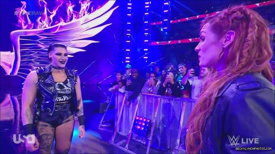 WWE_Monday_Night_Raw_2022_12_05_720p_HDTV_x264-NWCHD_mp4_002031825.jpg