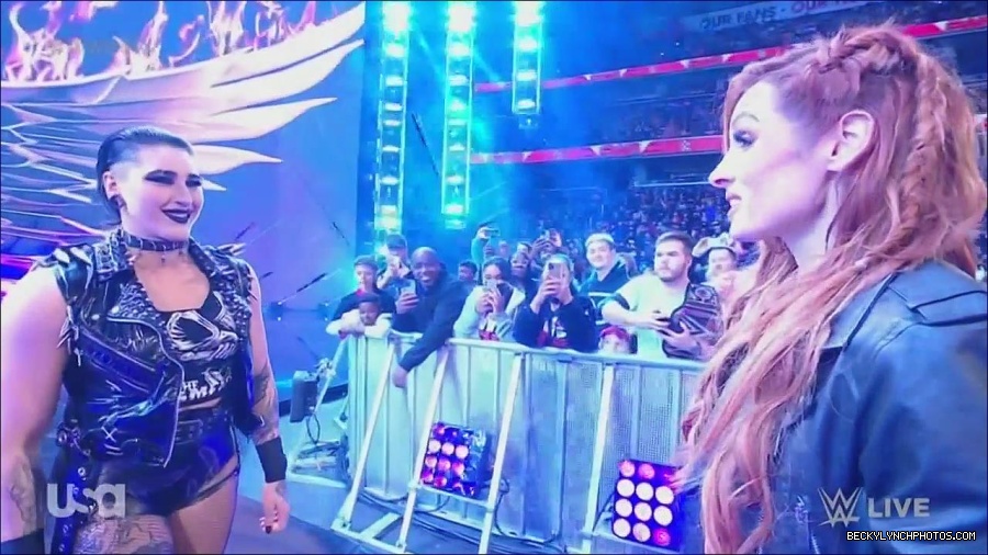 WWE_Monday_Night_Raw_2022_12_05_720p_HDTV_x264-NWCHD_mp4_002032626.jpg