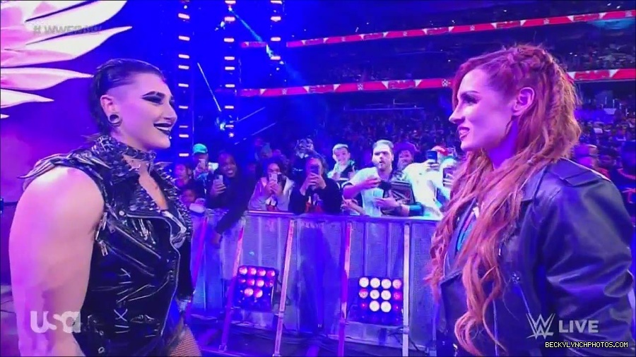 WWE_Monday_Night_Raw_2022_12_05_720p_HDTV_x264-NWCHD_mp4_002033827.jpg