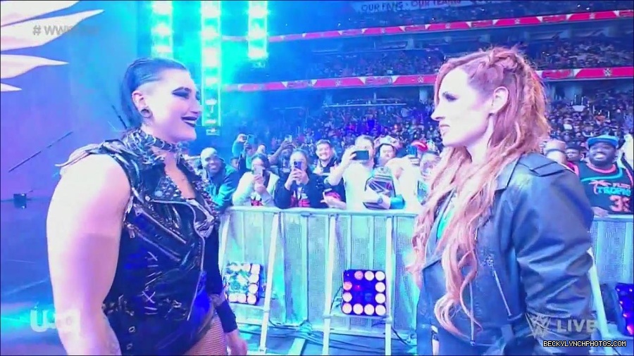 WWE_Monday_Night_Raw_2022_12_05_720p_HDTV_x264-NWCHD_mp4_002034227.jpg