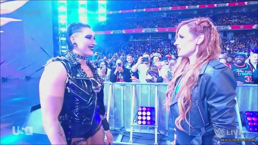 WWE_Monday_Night_Raw_2022_12_05_720p_HDTV_x264-NWCHD_mp4_002034628.jpg