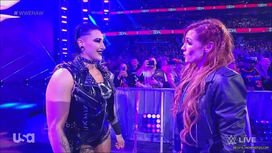 WWE_Monday_Night_Raw_2022_12_05_720p_HDTV_x264-NWCHD_mp4_002035028.jpg