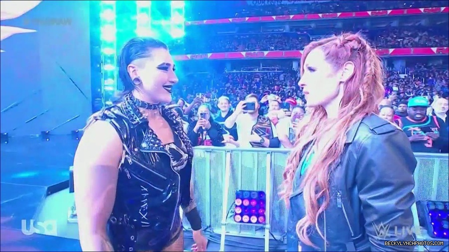 WWE_Monday_Night_Raw_2022_12_05_720p_HDTV_x264-NWCHD_mp4_002035429.jpg