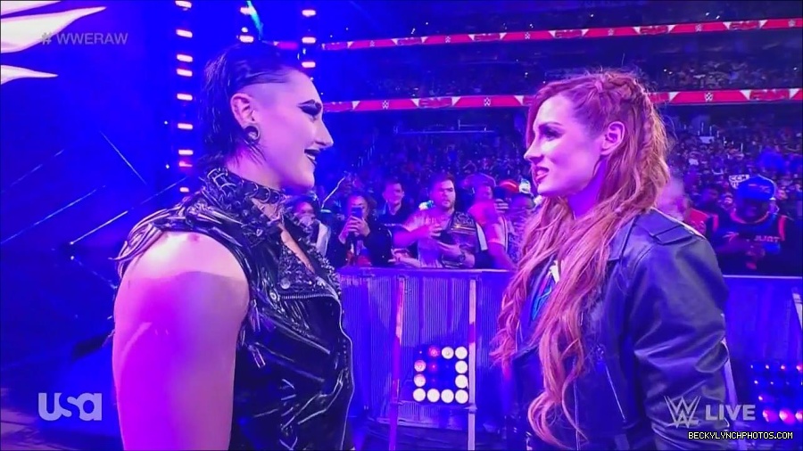 WWE_Monday_Night_Raw_2022_12_05_720p_HDTV_x264-NWCHD_mp4_002036229.jpg