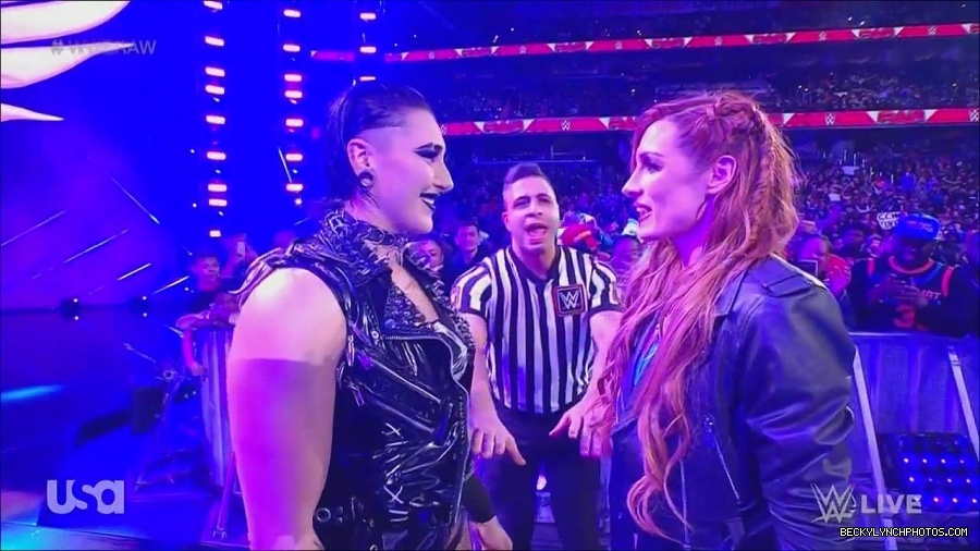 WWE_Monday_Night_Raw_2022_12_05_720p_HDTV_x264-NWCHD_mp4_002037431.jpg